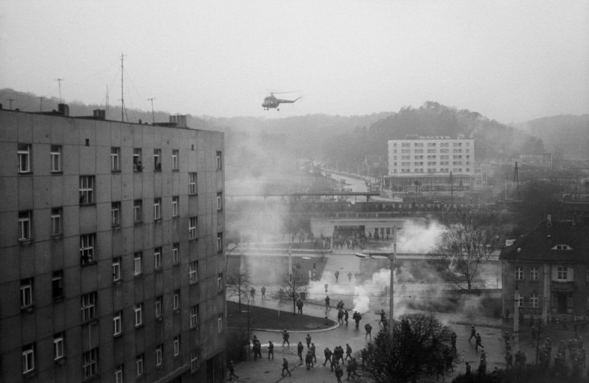 Protesty robotników w okolicach obecnej stacji SKM Wzgórze Św. Maksymiliana, 17 grudnia 1970, fot. Zbigniew Kamieński, ze zbiorów Muzeum Miasta Gdyni