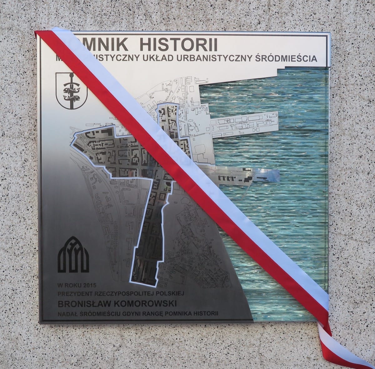 Tablica upamiętniająca uznanie śródmieścia Gdyni za pomnik historii, 21 kwietnia 2015, fot. Urząd Miasta Gdyni