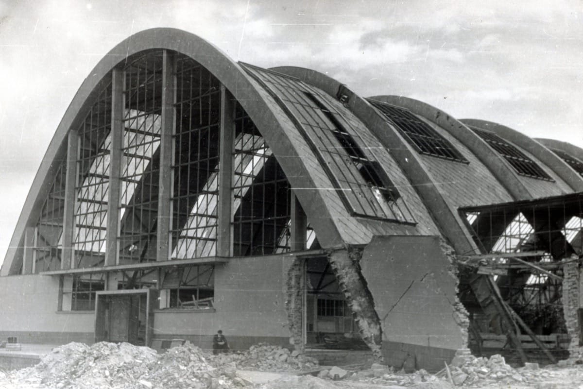Wojenne zniszczenia hali targowej, 1945, fot. nieznany, ze zbiorów Muzeum Miasta Gdyni