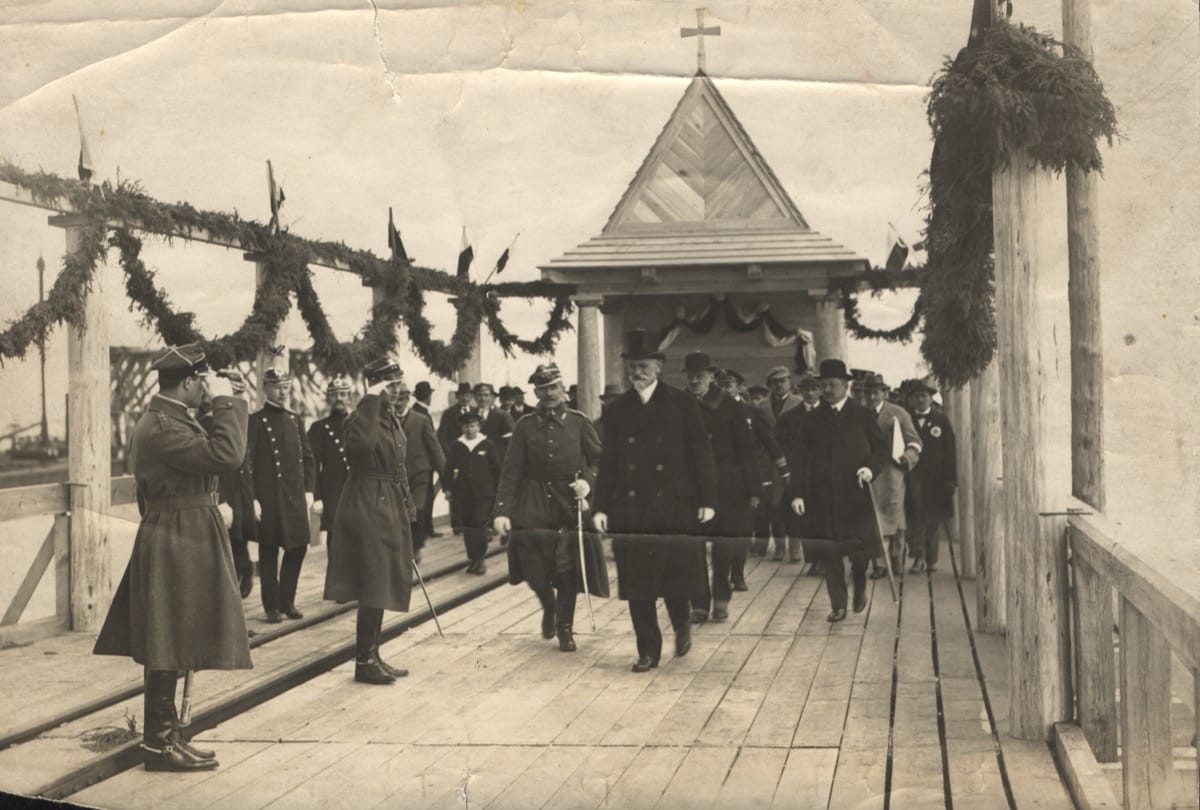 Prezydent RP Stanisław Wojciechowski (z przodu po prawej) podczas poświęcenia portu tymczasowego, 29 kwietnia 1923, fot. nieznany, ze zbiorów Muzeum Miasta Gdyni