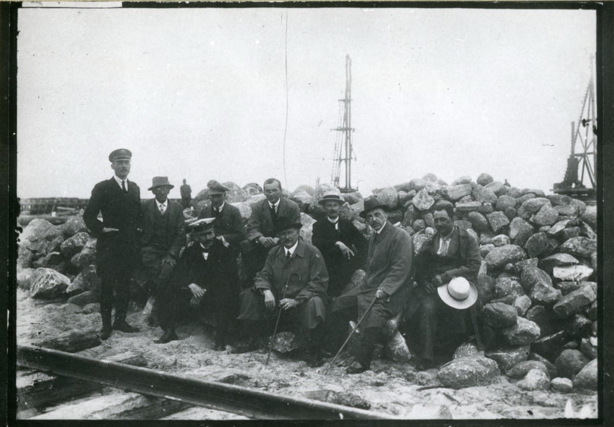 Budowany port podczas inspekcji. Trzeci od prawej inż. Tadeusz Wenda, 1921, fot. nieznany, ze zbiorów Muzeum Miasta Gdyni