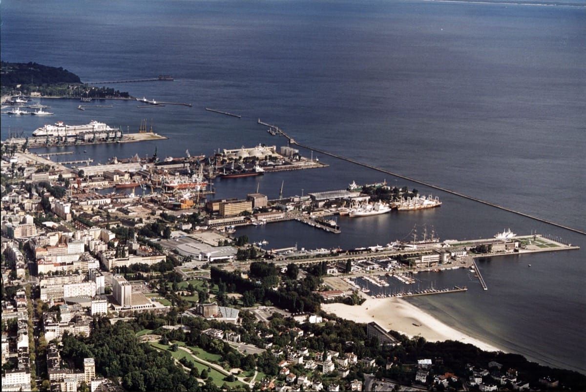 Zdjęcie lotnicze ukazujące port zewnętrzny i fragment centrum miasta, 2000, fot. Halina Wasielke-Cieślak, ze zbiorów Muzeum Miasta Gdyni